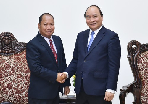 Premierminister Nguyen Xuan Phuc empfängt den laotischen Sicherheitsminister  - ảnh 1